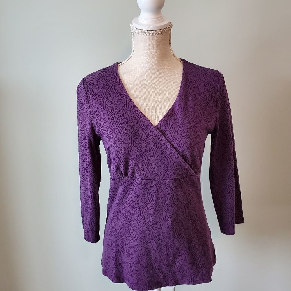 EDDIE BAUER WOMEN'S  V NECK PURPLE AND BLACK TOP SIZE SMALL